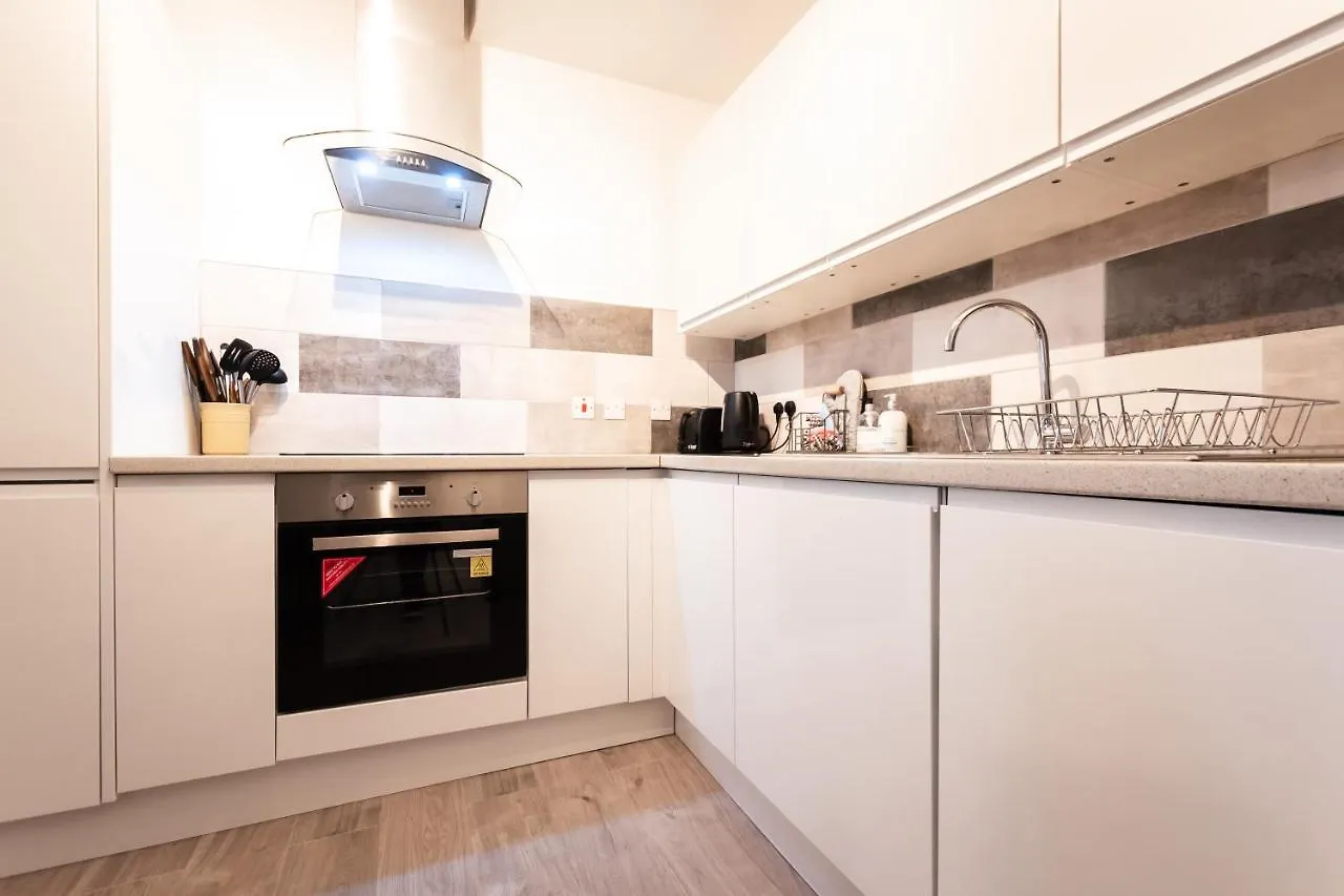 Southampton City Apartments: Central Location with Parking Apartment