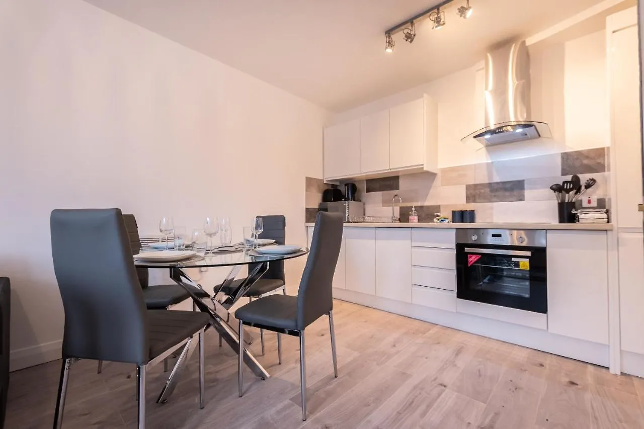 Southampton City Apartments: Central Location with Parking Apartment