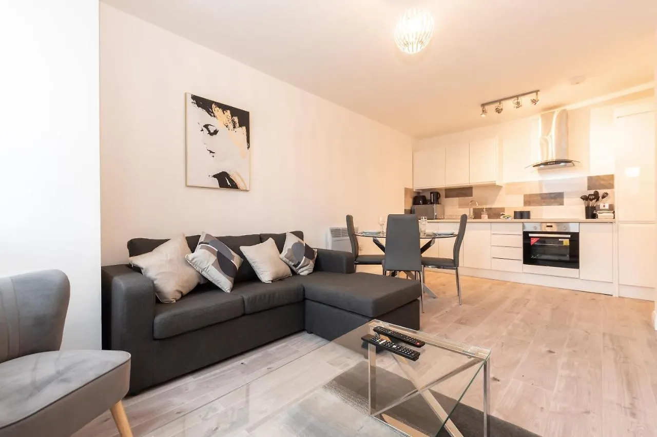 Apartment Southampton City Apartments: Central Location with Parking