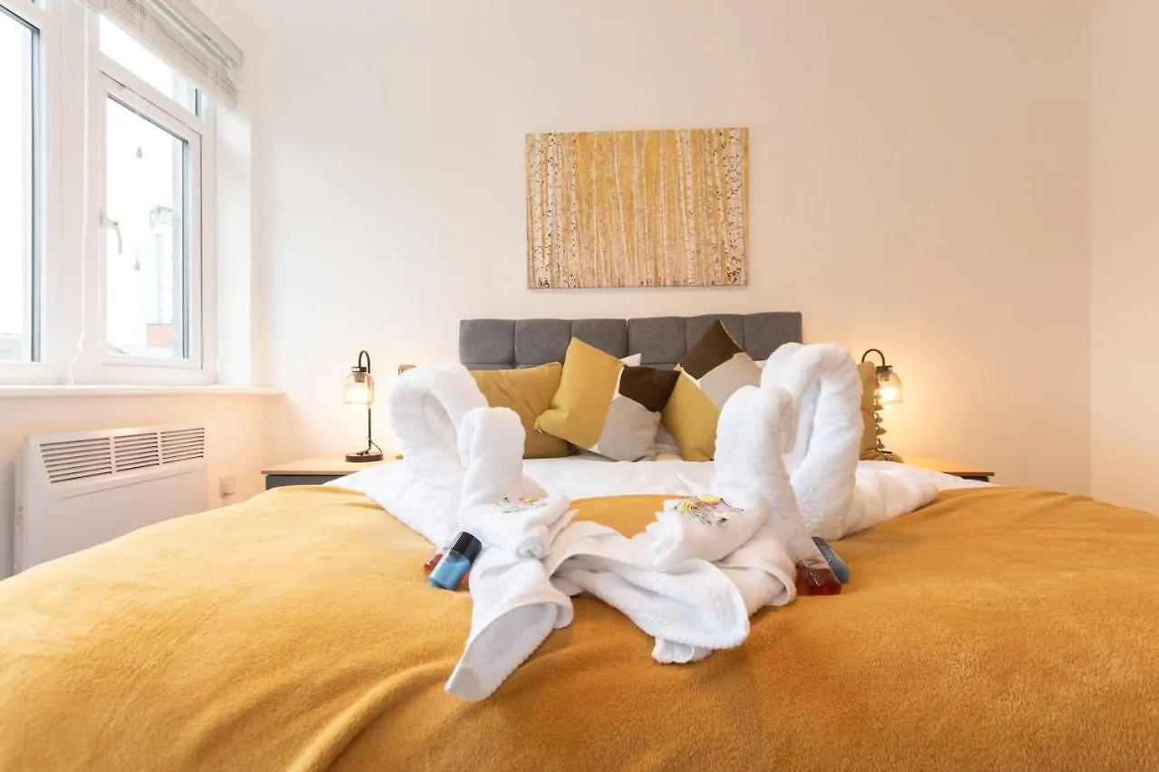 Southampton City Apartments: Central Location with Parking Apartment