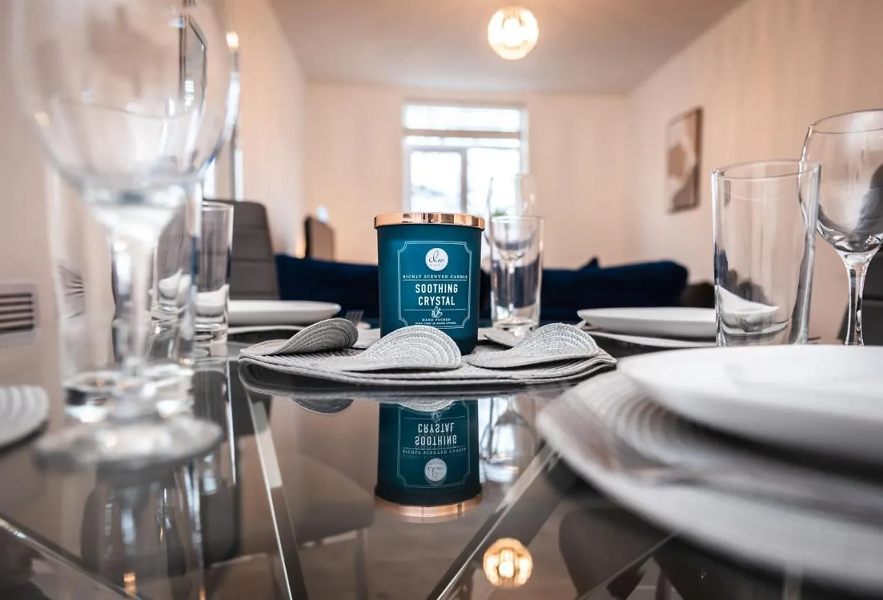 Southampton City Apartments: Central Location with Parking 0*,