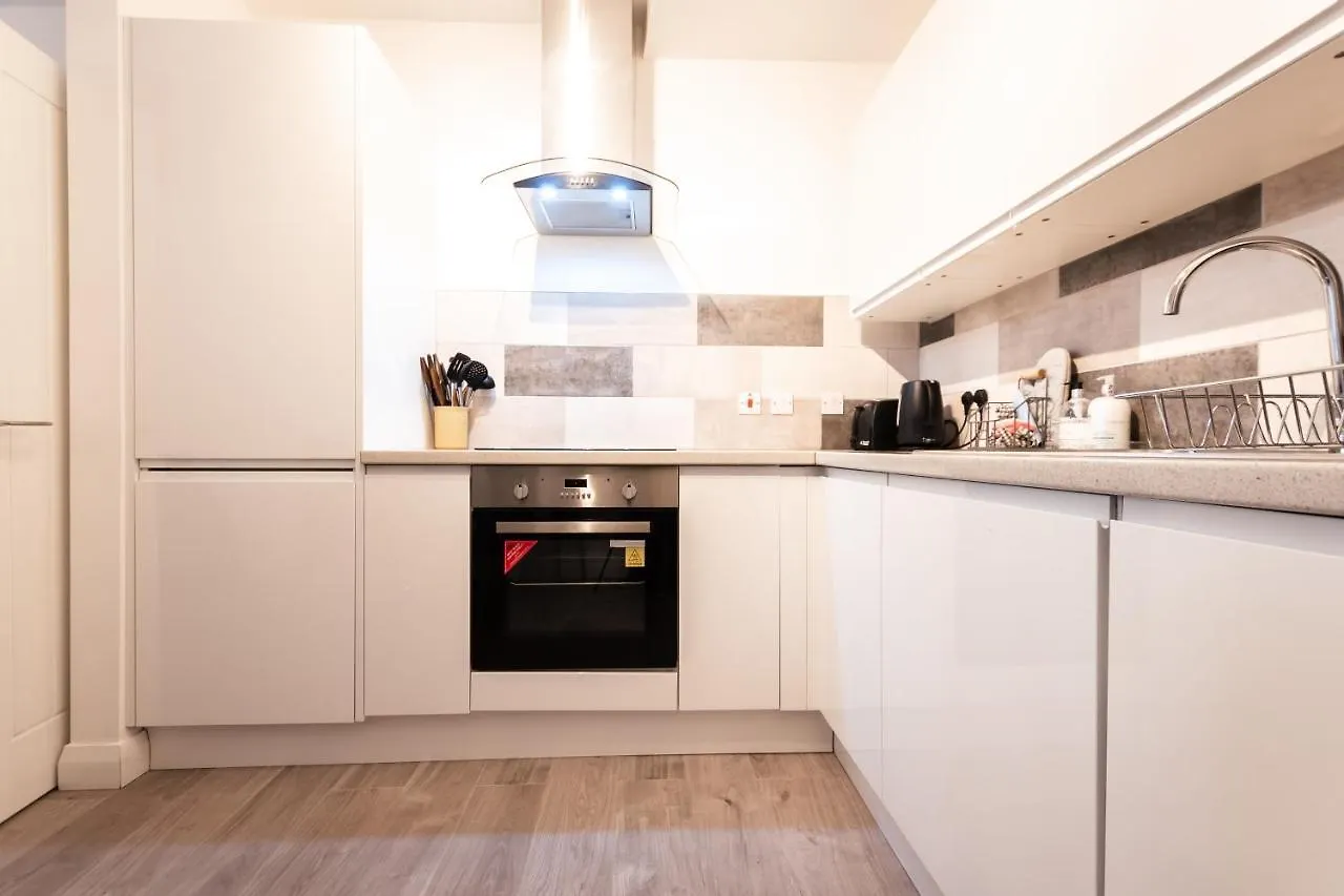 Southampton City Apartments: Central Location with Parking Apartment