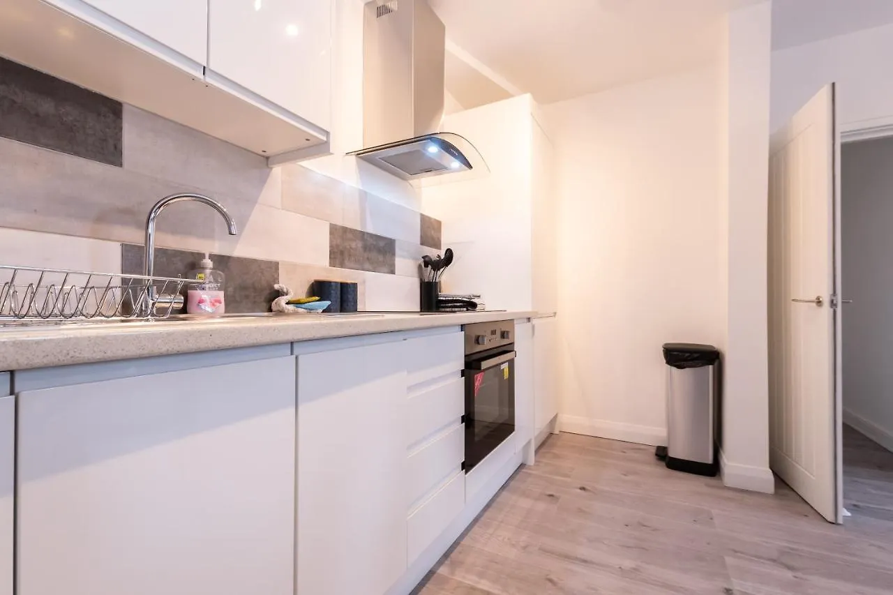 Southampton City Apartments: Central Location with Parking Apartment