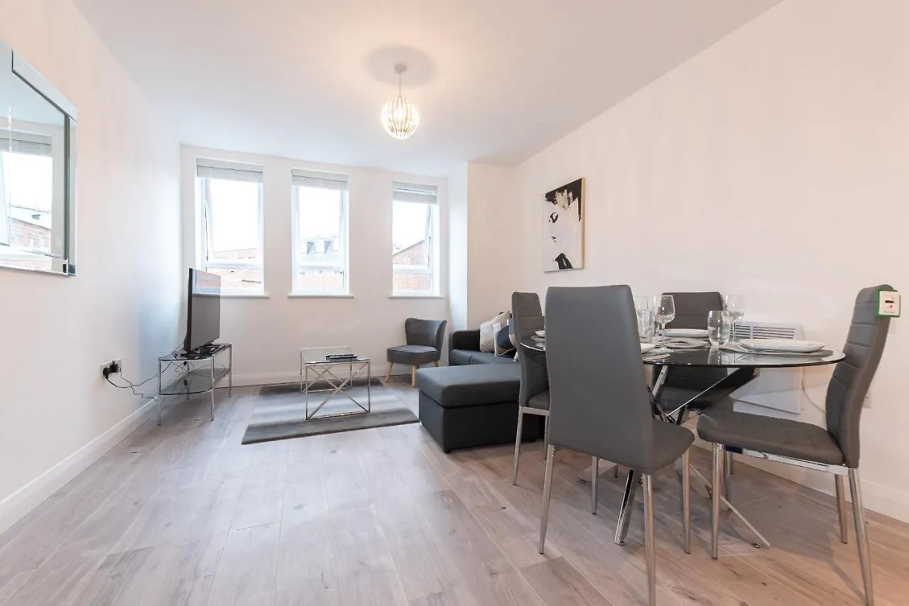 Southampton City Apartments: Central Location with Parking Apartment